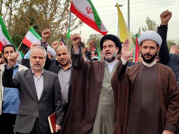 حضور دانش‌آموزان ملاردی در راهپیمایی روز سیزده آبان 