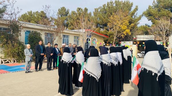 آغاز رسمی مسابقات فرهنگی هنری با نواختن زنگ جشنواره فردا و جشنواره ماها در مدرسه تکتم 
