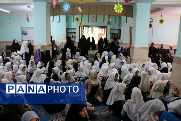 جلوه‌هایی از انس و ارادت دختران دانش‌آموز مدرسه انقلاب اسلامی۲ قم به شهیدان