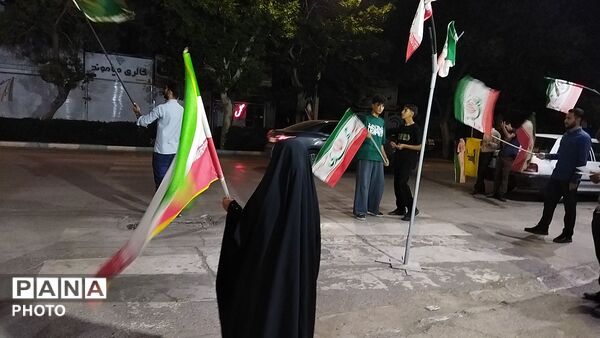 گذری بر اجتماع مردمی روبه روی دبیرستان نمونه فاطمه زهرا در نود و چهارمین شب 