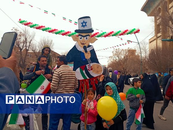 جلوه‌هایی از حضور پرشور دهه نودی‌ها در راهپیمایی ۲۲ بهمن در یزد