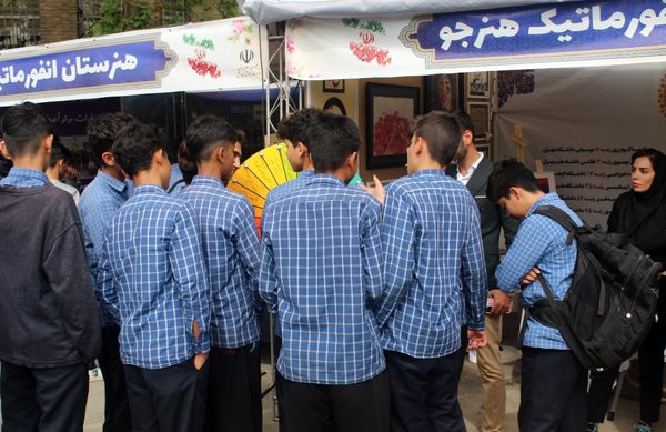  افتتاح نمایشگاه توانمندی‌های هنرستان‌های منطقه ۲ 
