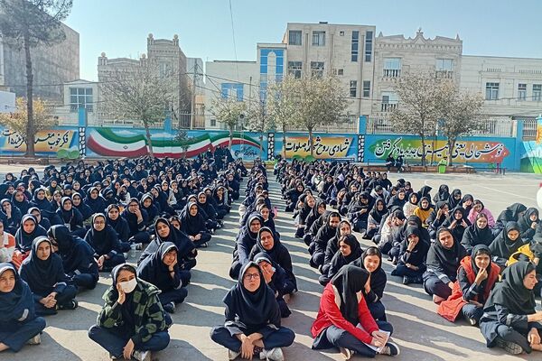 برپایی ایستگاه صلواتی و شهادت حضرت زهرا در مدرسه شهید زهره‌وند قرچک 
