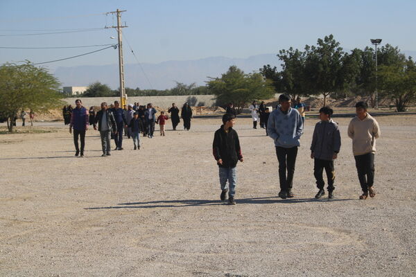 پیاده روی خانوادگی در روستای چاهکوتاه شهرستان بوشهر