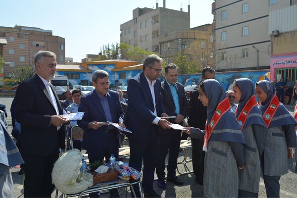 حاج مجید خوئی و بانو کمپانی، سازندگان ۹ کلاس جدید برای دختران بهارستانی