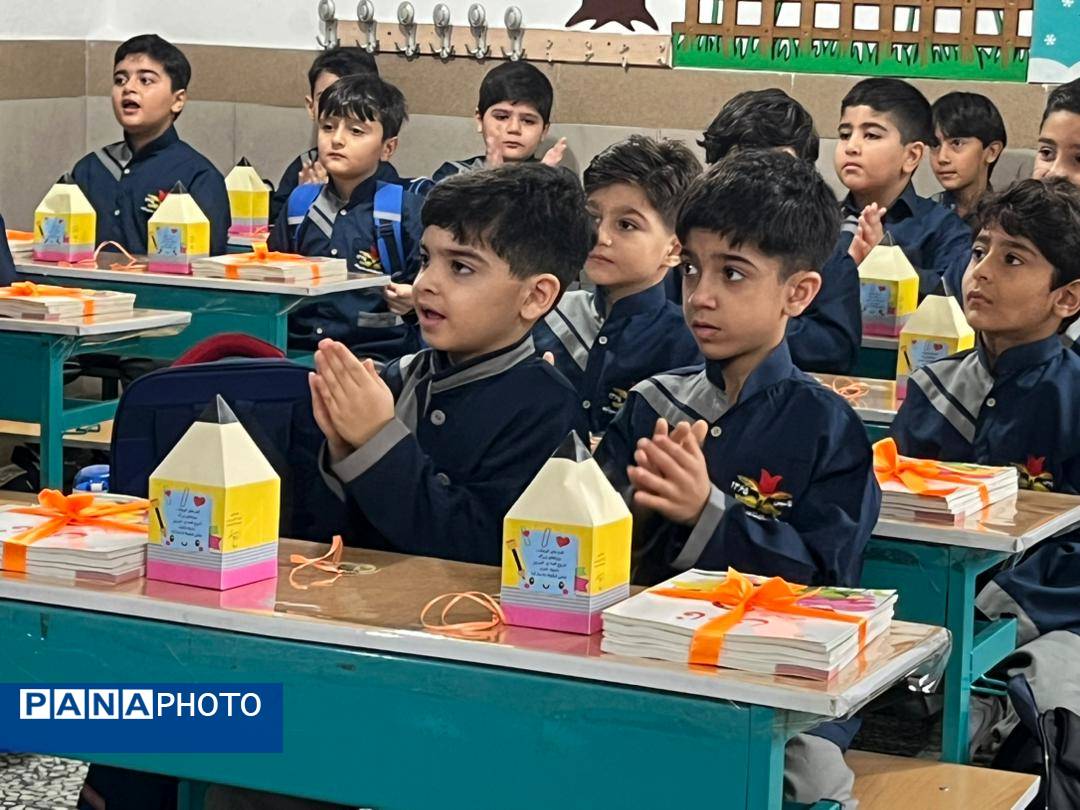 نواختن زنگ شکوفه‌ها در دبستان شاهد پسران شهرستان محمودآباد