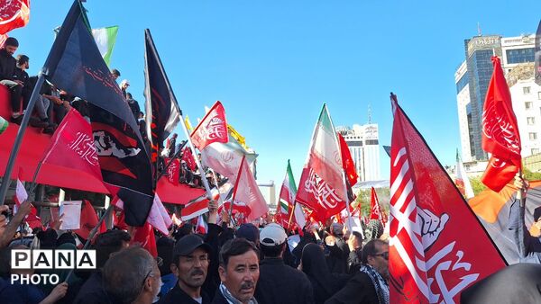 مشهد، در آغوشِ حرم، با رهبر شهید وداع کرد