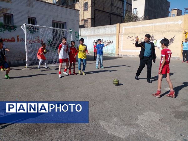 برگزاری مسابقه فوتبال درون مدرسه‌ای شهید فرمانی