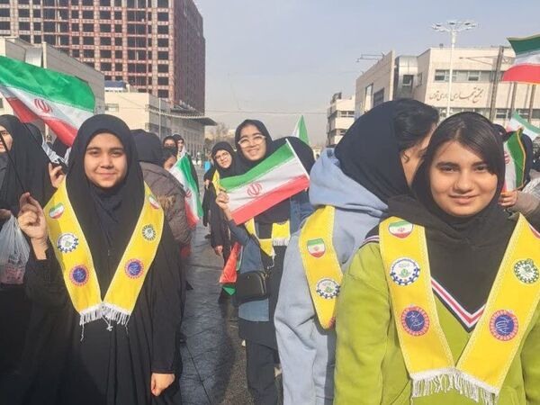 حضور دانش آموزان دبیرستان علی افشارنژاد در گردهمایی میدان شهدا و گلبانک انقلاب