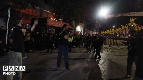 اجرای گروه دمام زنی در حسینیه امام خمینی در شب عاشورا 