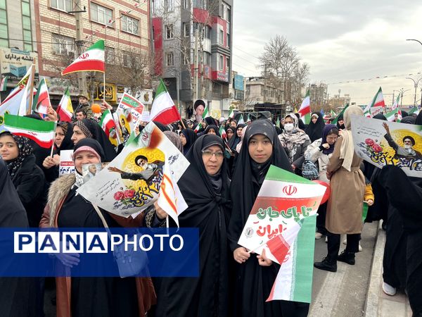حضور پرشور مردم در راهپیمایی ۲۲ بهمن هشتگرد