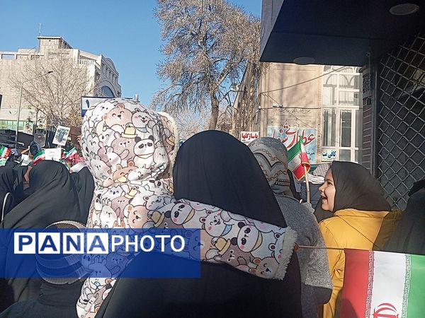 حضور پرشور کودکان در راهپیمایی میثاق با ولایت و محکوم نمودن اغتشاشات گروه های تروریستی در کاشمر