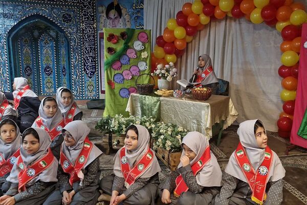 هنرنمایی دانش‌آموزان مدارس ناحیه دو شهرری در جشن میلاد حضرت فاطمه (س)