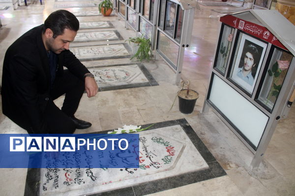 تجدید میثاق مدیر سازمان دانش آموزی استان بوشهر با شهدا