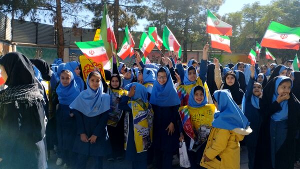 حضور پرشور دانش آموزان در راهپیمایی ۱۳ آبان ماه 