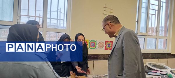 بازدید معاون آموزشی آموزش و پرورش خلیل آباد از بازارچه کار آفرینی جوانه های انقلاب