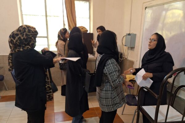 دیدار اولیا و معلمان در جهت بررسی وضعیت تحصیلی دانش‌آموزان 