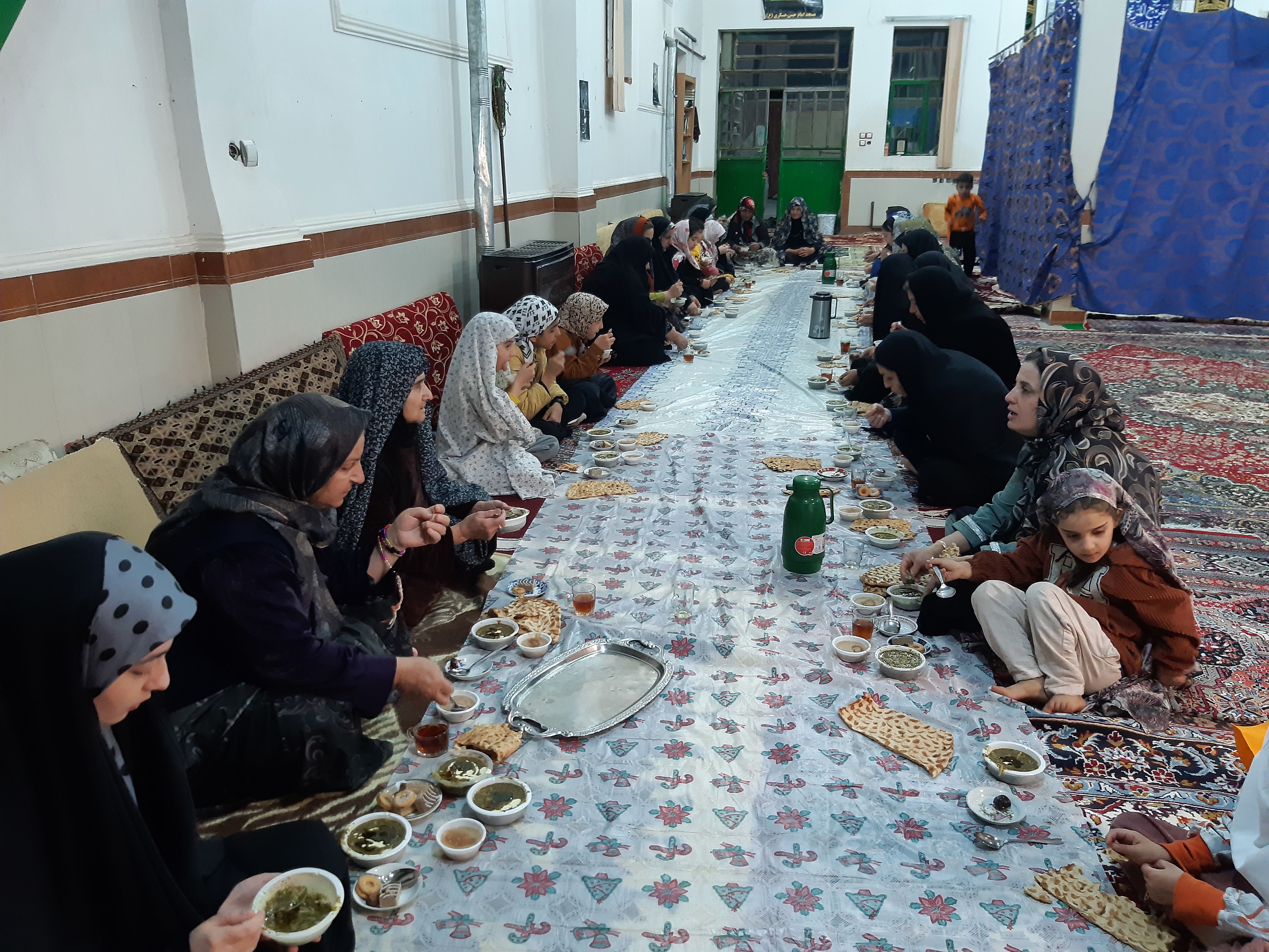 سفره‌های افطاری و همدلی رمضان در مسجد امام حسن عسگری منطقه زاغه 