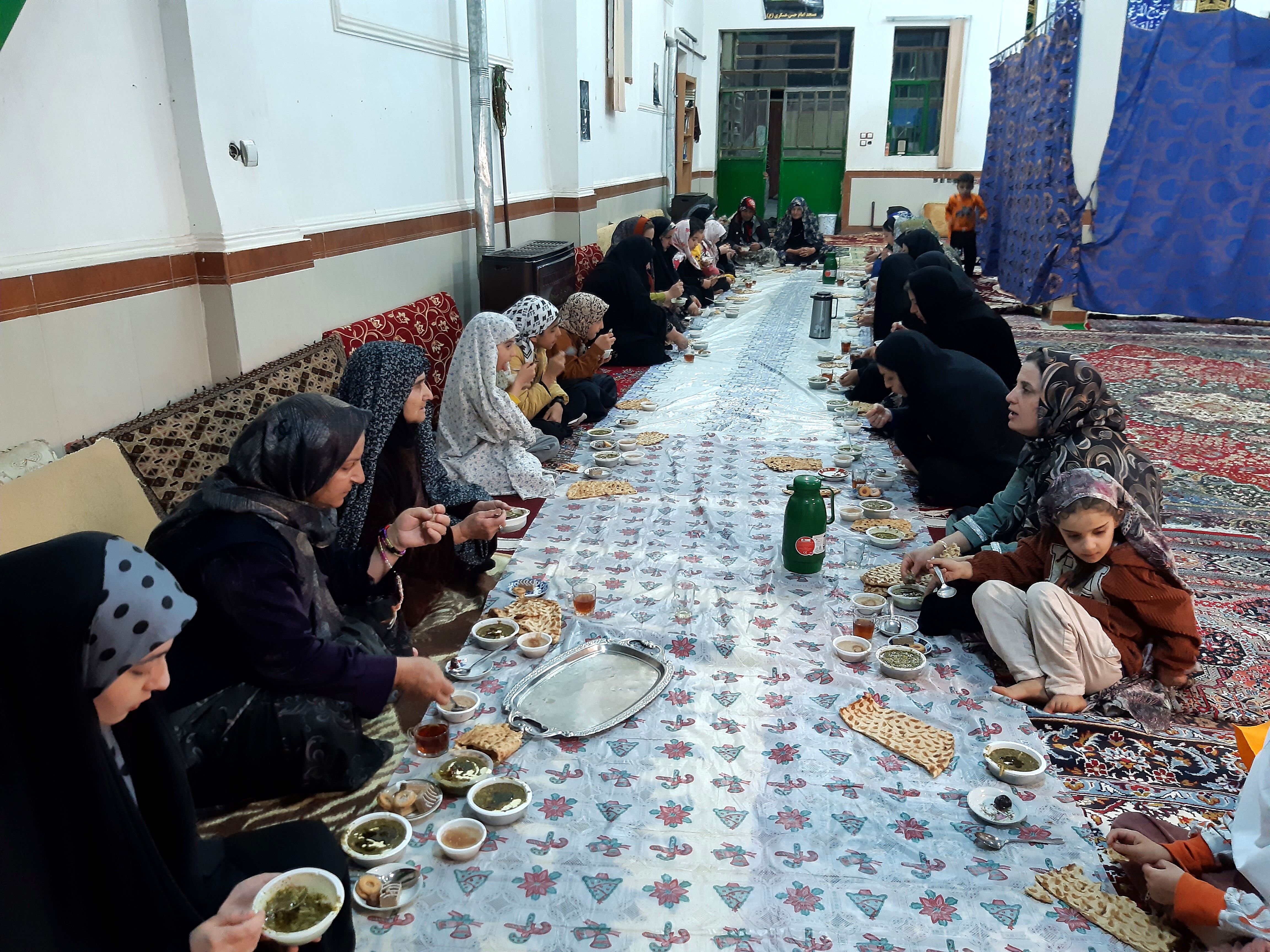 سفره‌های افطاری و همدلی رمضان در مسجد امام حسن عسگری منطقه زاغه 