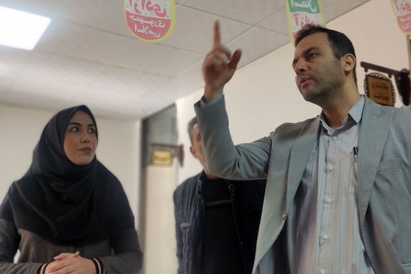 آماده‌سازی آثار هنرجویان در نمایشگاه دهه فجر رباط‌کریم