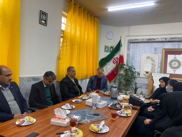 تقدیر از مشاور هنرستان مهدیزاده نیا ناحیه هفت مشهد