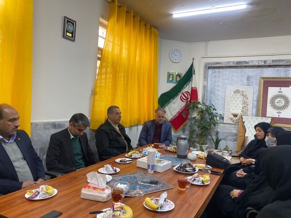 تقدیر از مشاور هنرستان مهدیزاده نیا ناحیه هفت مشهد