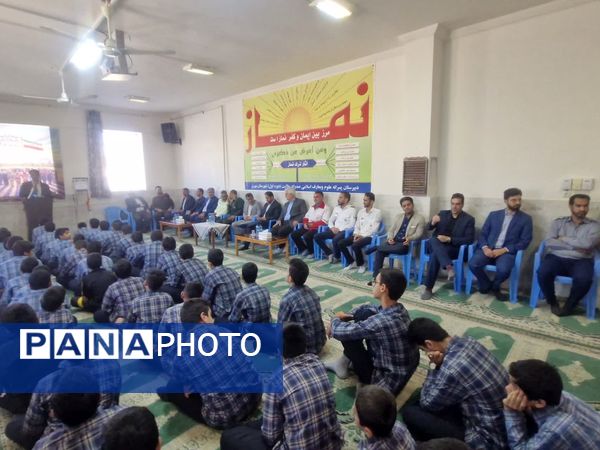 مراسم هفته گرامیداشت پدافند غیرعامل در دبیرستان دور اول صدرا مهریز