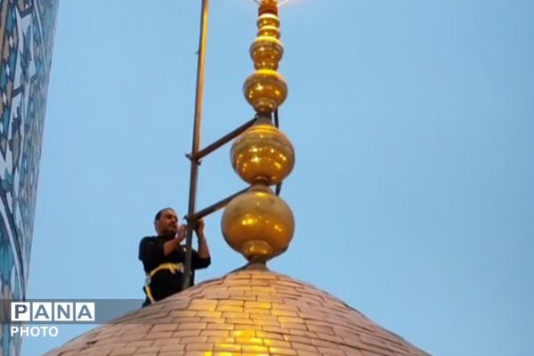آیین اهتزار پرچم عزای سیدالشهدا (ع) در شب اول ماه محرم در حرم حضرت عبدالعظیم (ع) شهرری 