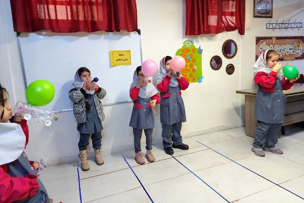 رقابت هیجان انگیز ماشین های بادکنکی در دبستان سارا شهرستان ملارد