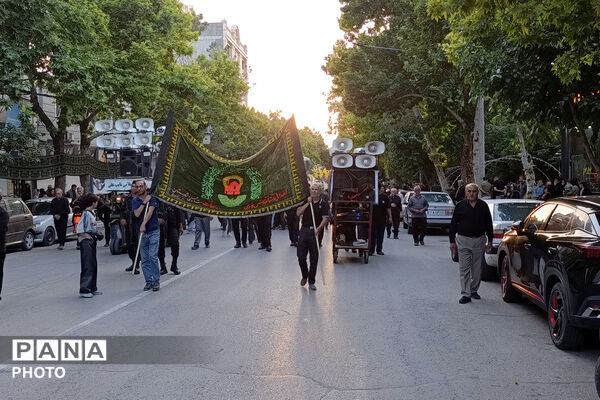 آیین باشکوه علم‌گردانی در غروب عاشورا 