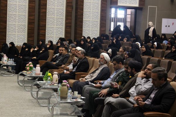 تقدیر از دانش‌آموزان و فرهنگیان برگزیده مسابقات قرآنی در استان قم