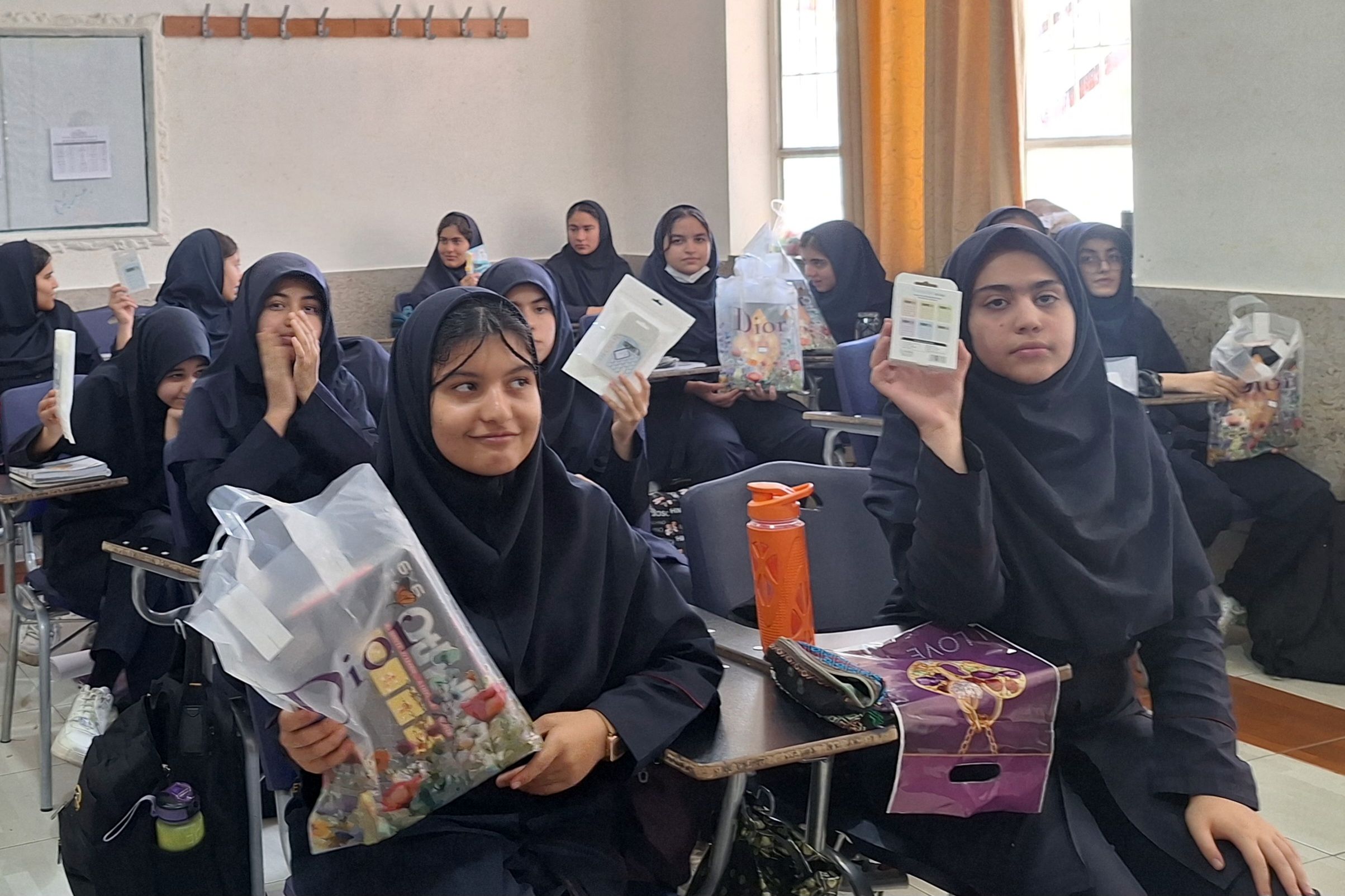 تقدیر از برگزیدگان مسابقات دانش‌آموزی در کلاس‌های درس