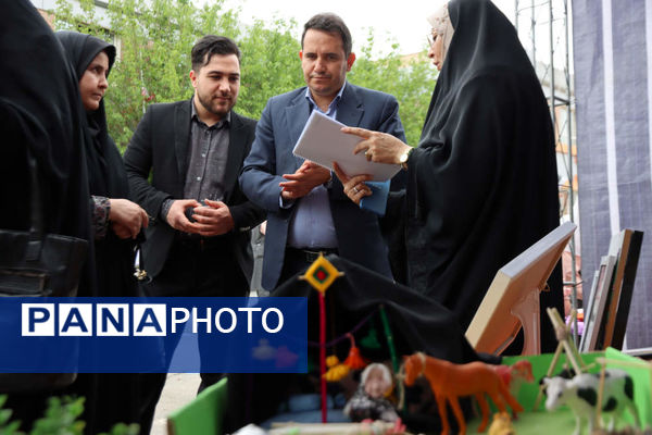 بازدید مدیر آموزش و پرورش اسلامشهر از بازارچه خیریه دبستان شاهد فاطمه زهرا(س)