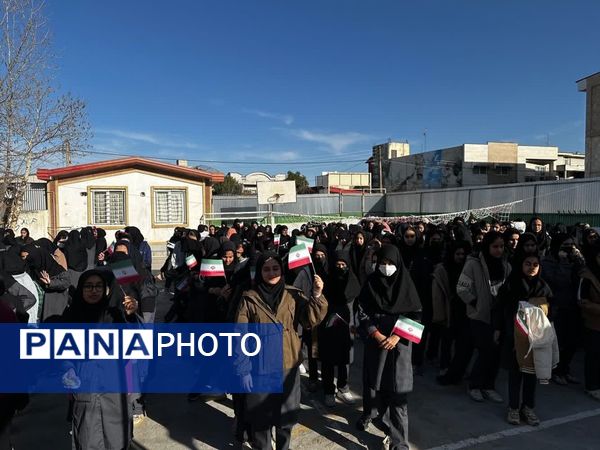 نواختن زنگ انقلاب در دبیرستان هیأت‌امنایی طه