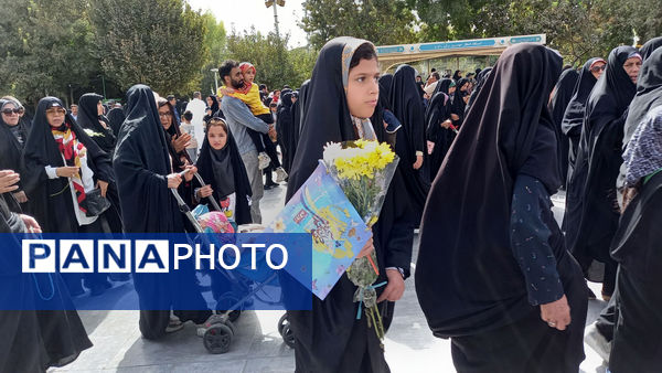 عشق و ارادت زائران حضرت معصومه(س) در قالب کاروان نمادین ورود ایشان به قم