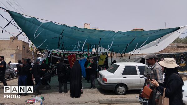 نسیم عشق در قم؛ میزبانی موکب ها از پیروان انقلاب