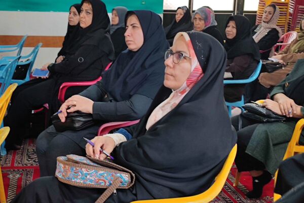 برگزاری جلسه آموزش خانواده در دبیرستان شاهد شهید قاسم سلیمانی
