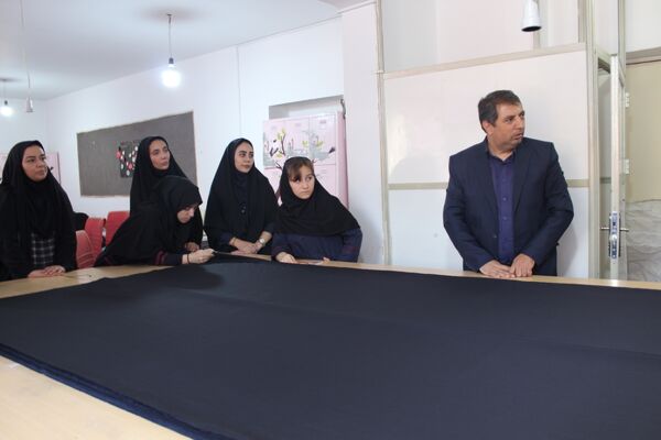 هنرستانی‌ها در نقش تولید کننده، دوخت لباس فرم دانش‌آموزان به دست هنرستانی‌های قدس