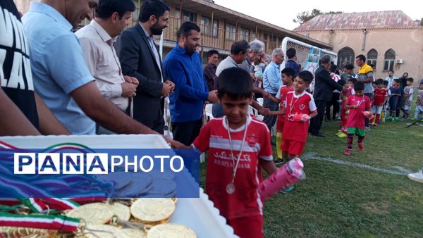 اختتامیه کلاس‌های اوقات فراغت فوتبال در سالن تربیت‌بدنی شهید عابدی