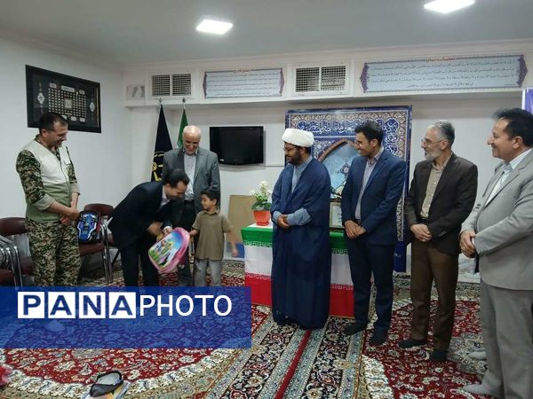 آغاز سال تحصیلی با اهدا کیف و لوازم تحریر به دانش‌آموزان تحت حمایت کمیته امداد در خلیل آباد