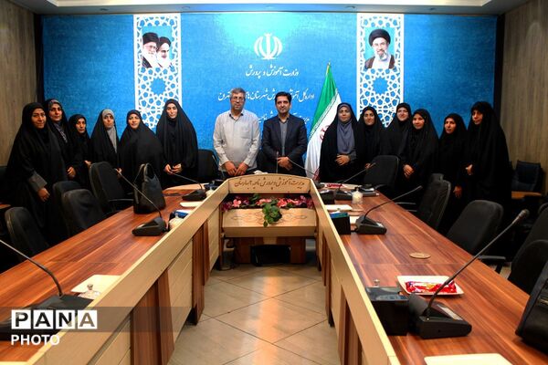 نشست هم‌اندیشی مربیان طرح «امین» مدارس  بهارستان دو 
