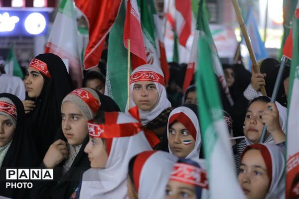 شکوه حضور دختران ساوجبلاغ در جشن دهه کرامت 