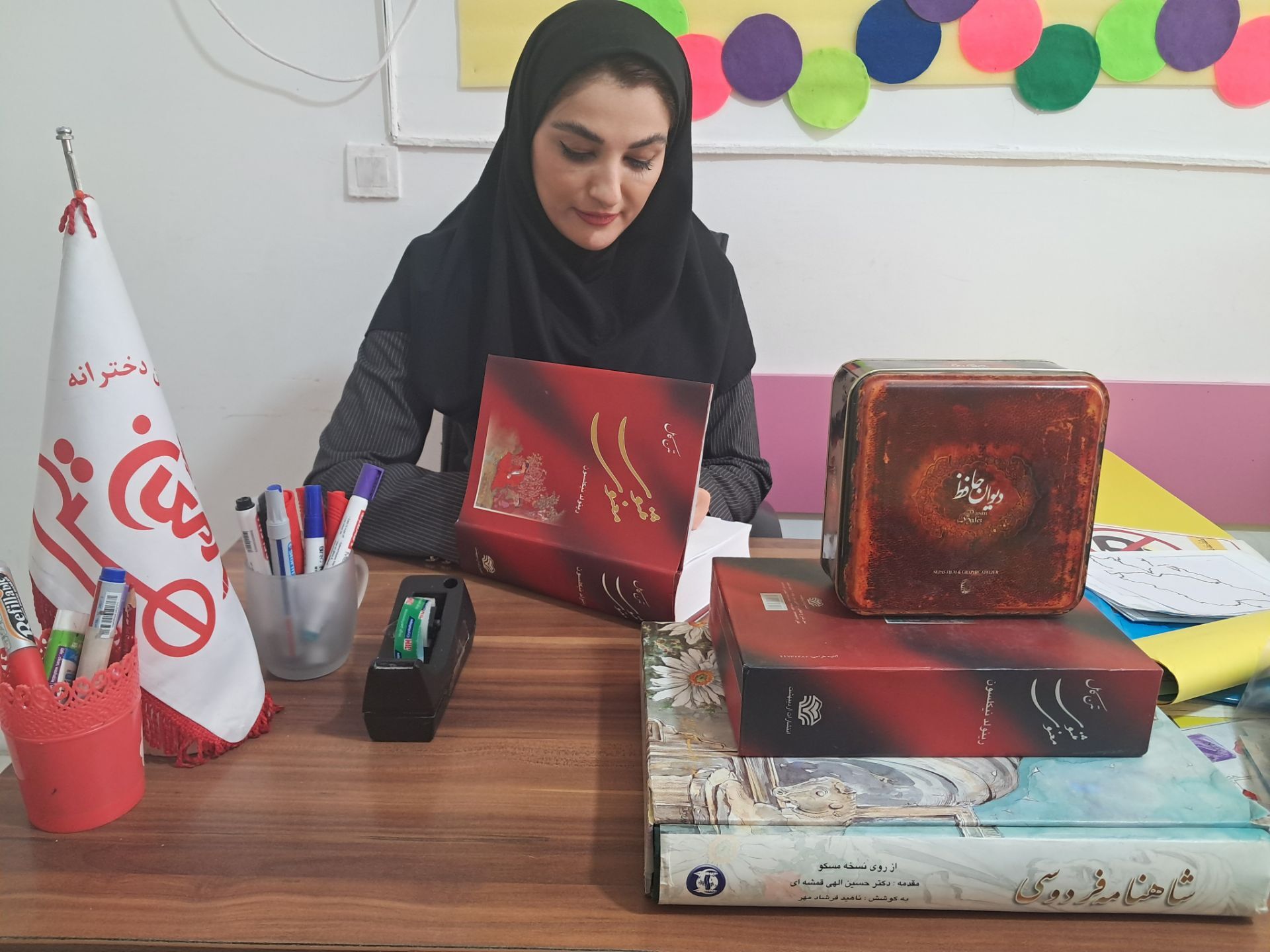 رباعیات خیام انسان را به زندگی زیبا فرا می‌خواند