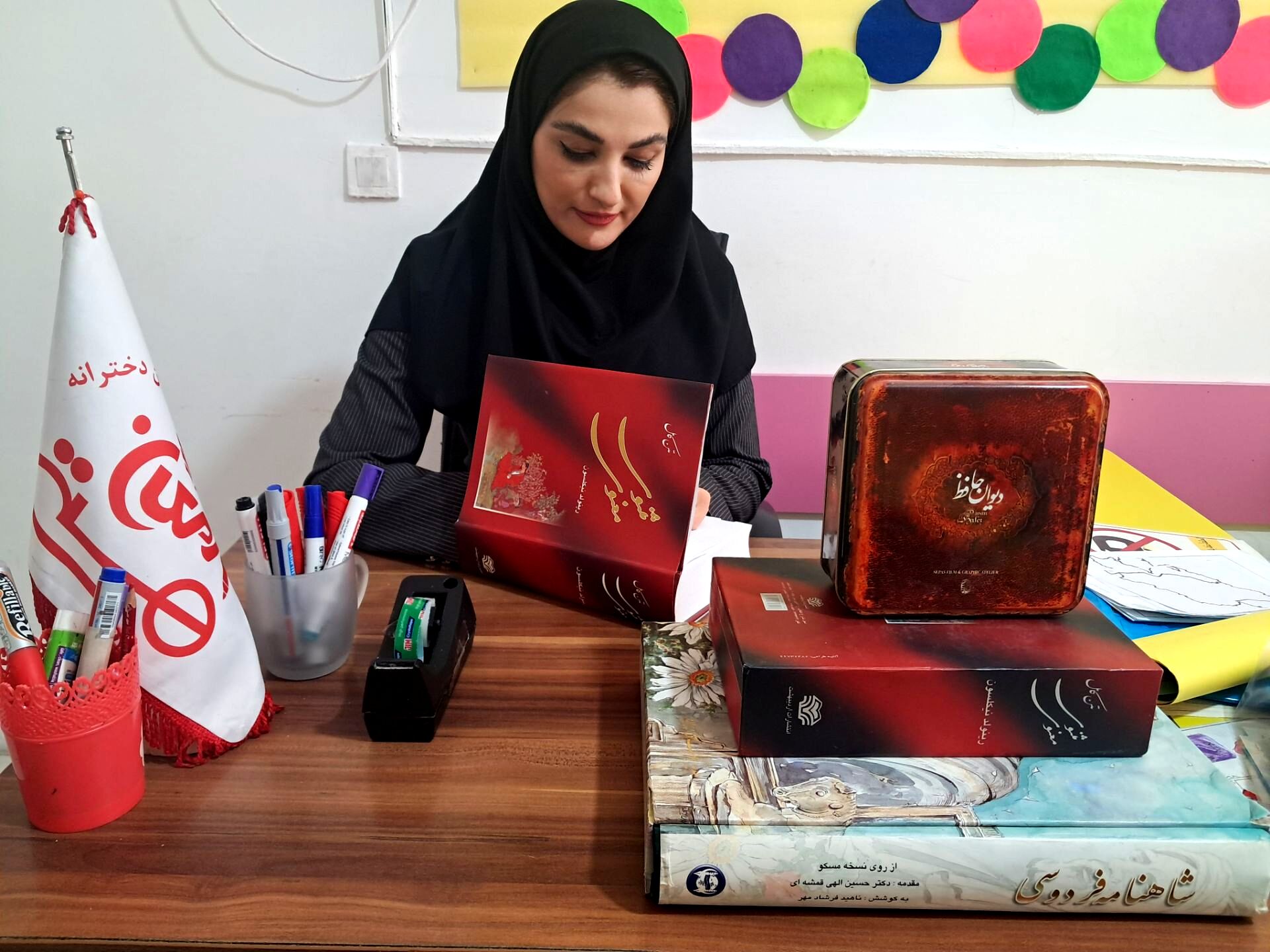 رباعیات خیام انسان را به زندگی زیبا فرا می‌خواند