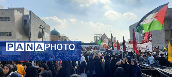 حضور دانش آموزان دبیرستان مهشید مصلی نژاد در راهپیمایی روز دانش آموز 