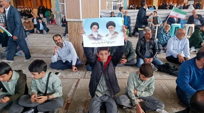 بیعت جوانان کازرونی با رهبر انقلاب