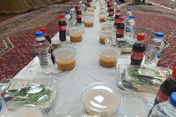 حضور دانش‌آموزان دبستان حاتم ناحیه دو شهرری در مراسم ضیافت افطاری 