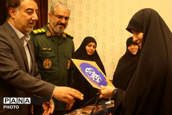 دیدار نماینده ولی فقیه و فرمانده سپاه همدان با خانواده شهدا