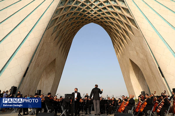 اجرای ارکستر سمفونیک تهران در میدان آزادی