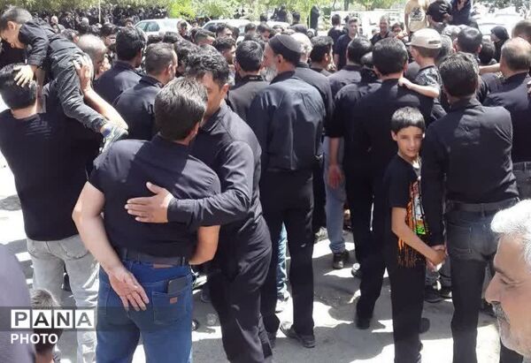 حرکت دسته‌های عزاداری در روستای فدافن همزمان با روز تاسوعای حسینی